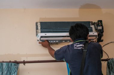 Muadzam Şah, Malezya - 3 Ekim 2020::: Ev ünitesinde kontrol, onarım ve bakım klima teknisyenleri