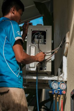 Muadzam Şah, Malezya - 3 Ekim 2020::: Ev ünitesinde kontrol, onarım ve bakım klima teknisyenleri