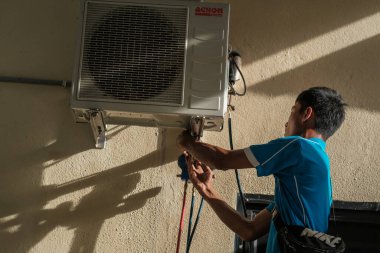 Muadzam Şah, Malezya - 3 Ekim 2020::: Ev ünitesinde kontrol, onarım ve bakım klima teknisyenleri