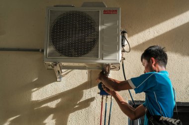 Muadzam Şah, Malezya - 3 Ekim 2020::: Ev ünitesinde kontrol, onarım ve bakım klima teknisyenleri