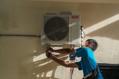 Muadzam Şah, Malezya - 3 Ekim 2020: Klima teknisyenleri ev ünitesinde kontrol, onarım ve bakım hizmetleri