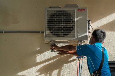 Muadzam Şah, Malezya - 3 Ekim 2020: Klima teknisyenleri ev ünitesinde kontrol, onarım ve bakım hizmetleri