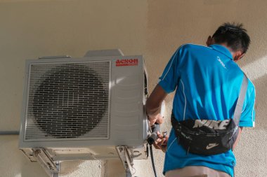 Muadzam Şah, Malezya - 3 Ekim 2020: Klima teknisyenleri ev ünitesinde kontrol, onarım ve bakım hizmetleri