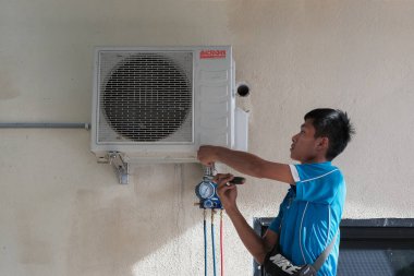 Muadzam Şah, Malezya - 3 Ekim 2020: Klima teknisyenleri ev ünitesinde kontrol, onarım ve bakım hizmetleri
