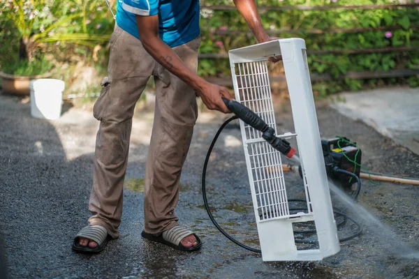 Asiatico Maschio Tecnico Servizio Lavoratore Pulizia Aria Condizionata Unità Interna — Foto Stock