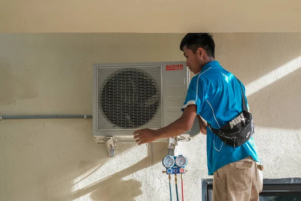 Muadzam Shah Malaysia October 3Rd 2020 Air Conditioning Technicians Checking — Stock Photo, Image