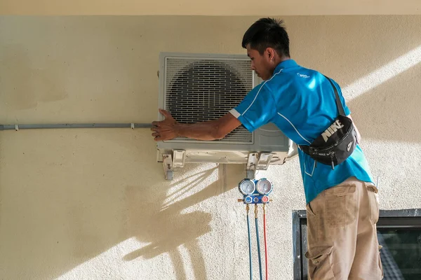 Muadzam Şah, Malezya - 3 Ekim 2020: Klima teknisyenleri ev ünitesinde kontrol, onarım ve bakım hizmetleri