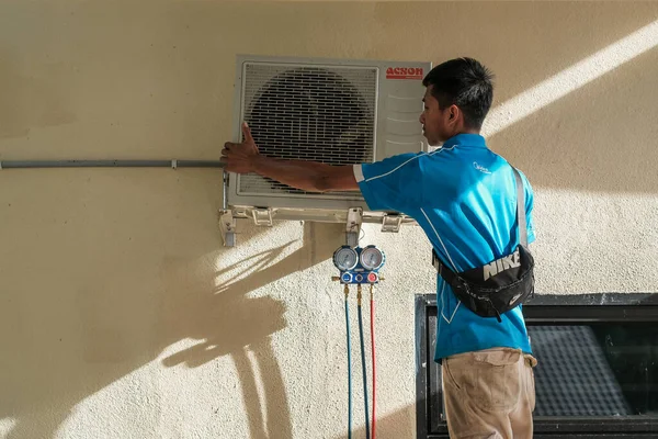 Muadzam Shah Malezja Października 2020 Technicy Klimatyzacji Sprawdzający Naprawiający Serwisujący — Zdjęcie stockowe
