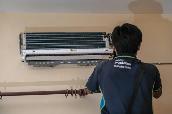 Муадзам Шах Малайзия Октября 2020 Техники Кондиционированию Воздуха Проверяют Ремонтируют — стоковое фото