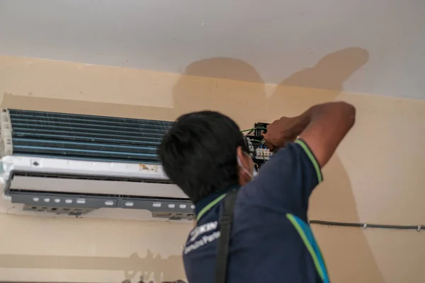 Muadzam Shah Malezja Października 2020 Technicy Klimatyzacji Sprawdzający Naprawiający Serwisujący — Zdjęcie stockowe