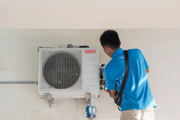 Muadzam Shah Malaisie Octobre 2020 Les Techniciens Climatisation Vérifient Réparent — Photo