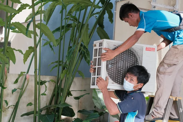 Muadzam Shah Malaisie Octobre 2020 Les Techniciens Climatisation Vérifient Réparent — Photo