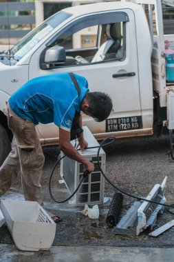 Muadzam Şah, Malezya - 3 Ekim 2020: Açık hava ünitesinde kontrol, onarım ve bakım teknisyenleri