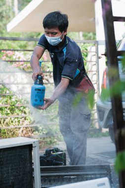 Muadzam Şah, Malezya - 3 Ekim 2020: Açık hava ünitesinde kontrol, onarım ve bakım teknisyenleri