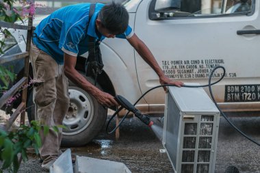 Muadzam Şah, Malezya - 3 Ekim 2020: Açık hava ünitesinde kontrol, onarım ve bakım teknisyenleri