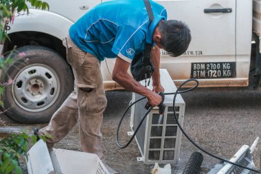 Muadzam Şah, Malezya - 3 Ekim 2020: Açık hava ünitesinde kontrol, onarım ve bakım teknisyenleri