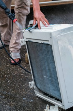Klima teknisyenleri açık hava ünitesinde kontrol, onarım ve bakım hizmeti veriyor.