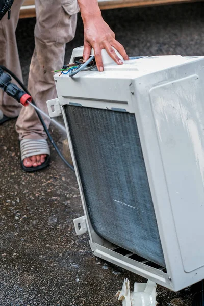 Techniciens Climatisation Vérification Réparation Entretien Aircond Service Sur Unité Extérieure — Photo