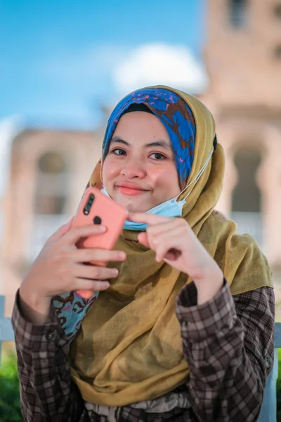 Portret Van Jonge Mooie Aziatische Moslim Vrouw Hijab Bakstenen Gebouw — Stockfoto