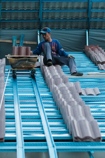 Муадзам Шах Малайзия Октября 2020 Года Работник Перерабатывающий Черепицу Крыше — стоковое фото