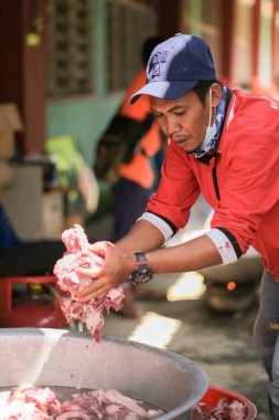 Muadzam Şah, Malezya - 3 Ağustos 2020: Sup Tulang pişiren adam - Malezya 'nın kemik çorbası versiyonu. Geleneksel tarif, nesiller boyu konfor için yenen mütevazı ama besleyici bir et suyu..