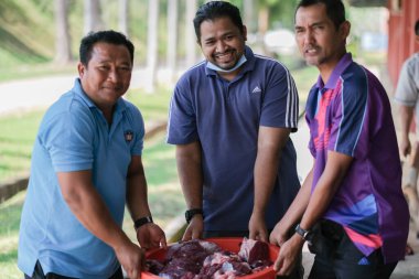 Muadzam Şah, Malezya - 3 Ağustos 2020: Kurban Bayramı 'nda veya Kureyş Bayramı' nda adı açıklanmayan Malezyalı Müslümanlar bir ineğin helal kesiminde birbirlerine yardım ediyorlar.