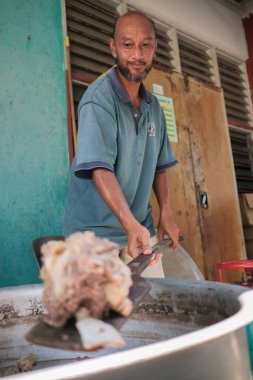 Muadzam Şah, Malezya - 3 Ağustos 2020: Sup Tulang pişiren adam - Malezya 'nın kemik çorbası versiyonu. Geleneksel tarif, nesiller boyu konfor için yenen mütevazı ama besleyici bir et suyu..