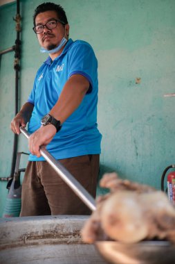 Muadzam Şah, Malezya - 3 Ağustos 2020: Sup Tulang pişiren adam - Malezya 'nın kemik çorbası versiyonu. Geleneksel tarif, nesiller boyu konfor için yenen mütevazı ama besleyici bir et suyu..