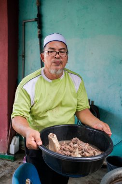 Muadzam Şah, Malezya - 3 Ağustos 2020: Sup Tulang yiyen adam - kemik çorbalarının Malezya versiyonu. Geleneksel tarif, nesiller boyu konfor için yenen mütevazı ama besleyici bir et suyu..