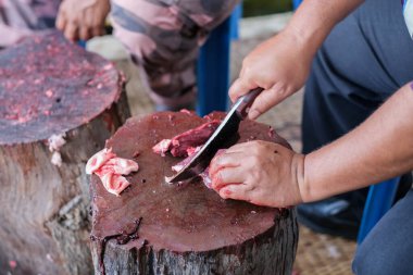Muadzam Şah, Malezya - 3 Ağustos 2020: Kurban Bayramı 'nda veya Kureyş Bayramı' nda adı açıklanmayan Malezyalı Müslümanlar bir ineğin helal kesiminde birbirlerine yardım ediyorlar.