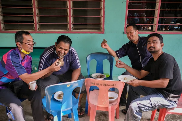 이지아의 Muadzam Shah 2020 툴랑을 남자들 Men Eating Sup Tulang — 스톡 사진