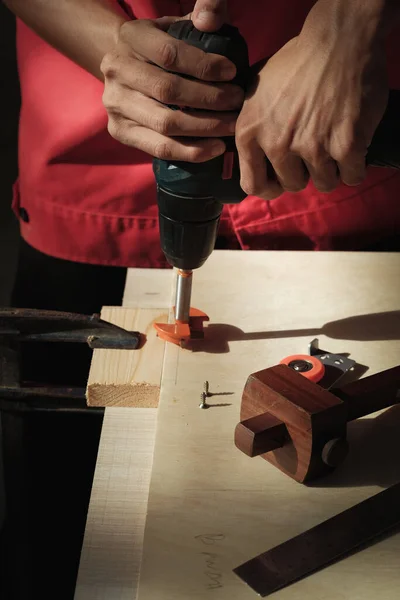 硬质钻头 滑动式门辊 刻度计 并在木工桌子上尝试正方形 — 图库照片
