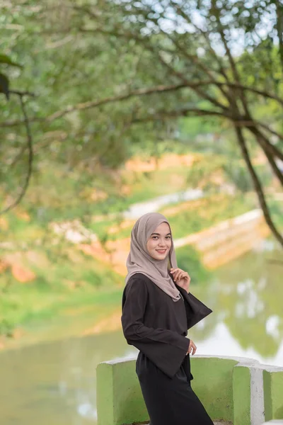 ヒジャーブを身に着けているイスラム教徒の美の女性の肖像 — ストック写真