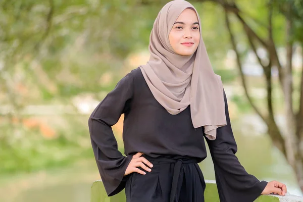 Portrait Muslim Beauty Woman Wearing Hijab — Stok Foto