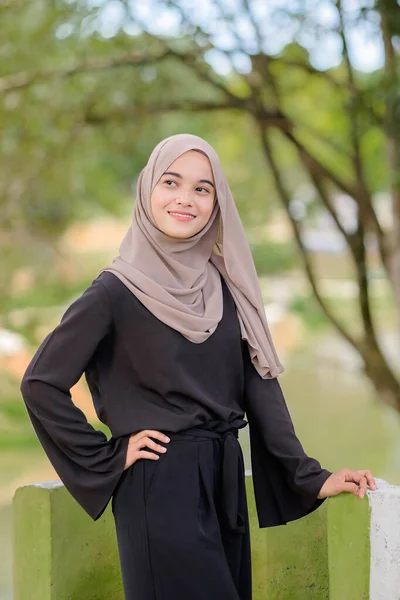 Porträt Einer Muslimischen Schönheit Mit Hijab — Stockfoto