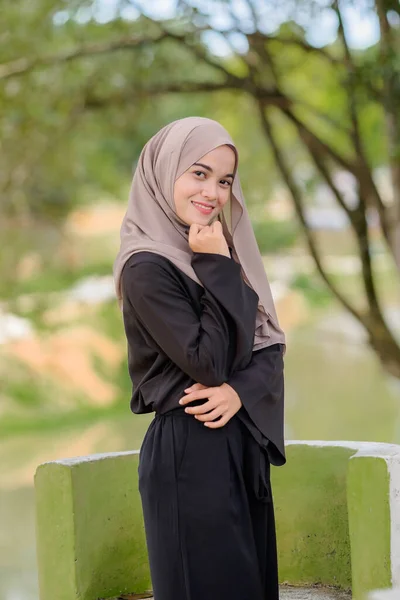 Porträt Einer Muslimischen Schönheit Mit Hijab — Stockfoto