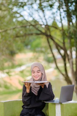 Başörtüsü takan Müslüman güzel kadının portresi