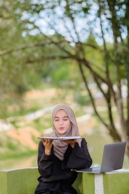 Başörtüsü takan Müslüman güzel kadının portresi