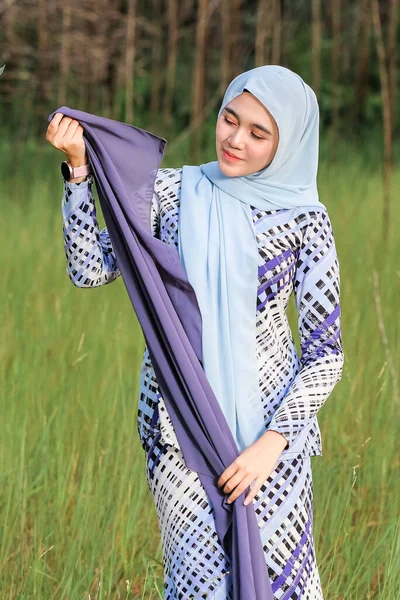 Portret Van Gelukkig Mooi Jong Model Modieuze Hijab Stijl Poseren — Stockfoto