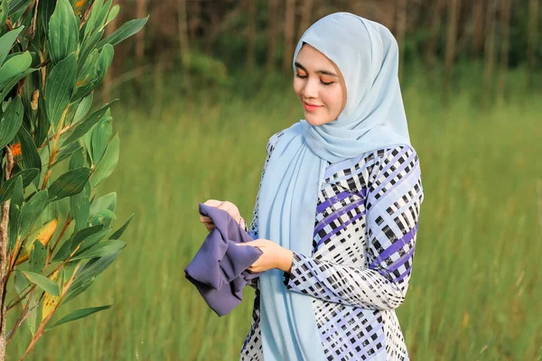 Portret Van Gelukkig Mooi Jong Model Modieuze Hijab Stijl Poseren — Stockfoto