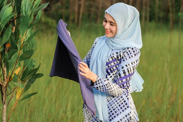 Portret Fericit Frumos Model Tânăr Stil Hijab Modă Pozând Zona — Fotografie, imagine de stoc