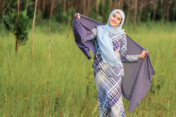 Porträt Der Glücklichen Schönen Jungen Model Modischen Hijab Stil Posiert — Stockfoto