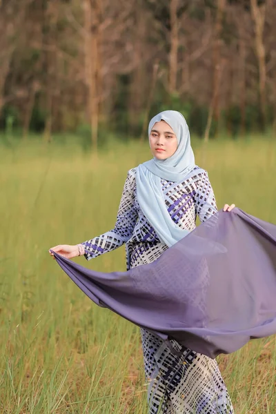 Портрет Счастливой Молодой Модели Модном Стиле Хиджаба Позирующей Зеленой Зоне — стоковое фото