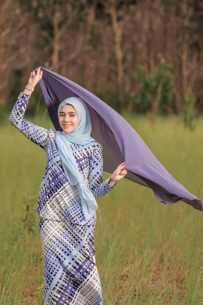 Portret Van Gelukkig Mooi Jong Model Modieuze Hijab Stijl Poseren — Stockfoto