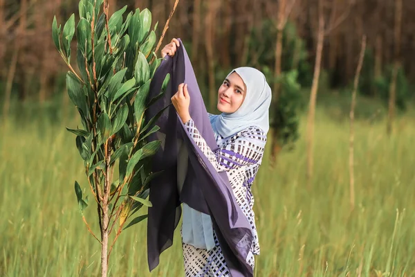 Portret Van Gelukkig Mooi Jong Model Modieuze Hijab Stijl Poseren — Stockfoto