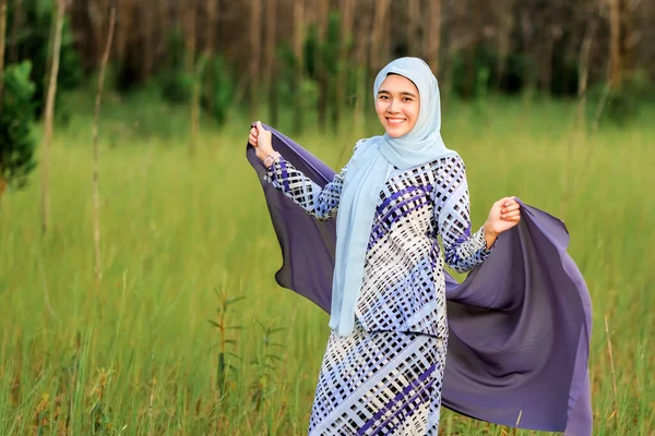 Retrato Modelo Jovem Bonito Feliz Moda Estilo Hijab Posando Área — Fotografia de Stock