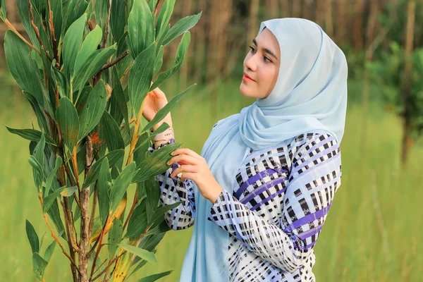 Frumos Model Tânăr Stil Hijab Modă Pozând Zona Verde Elegant — Fotografie, imagine de stoc