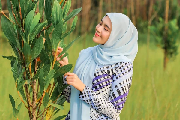 Mooi Jong Model Modieuze Hijab Stijl Poseren Groene Omgeving Stijlvolle — Stockfoto