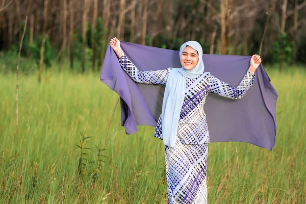 Portret Pięknej Młodej Modelki Modnym Stylu Hidżab Pozującej Zielonej Okolicy — Zdjęcie stockowe