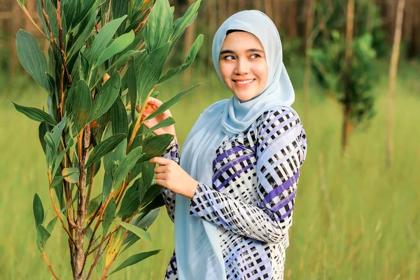 Mooi Jong Model Modieuze Hijab Stijl Poseren Groene Omgeving Stijlvolle — Stockfoto